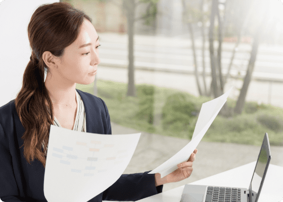 キャットシッターがシッティング報告書を作成している様子