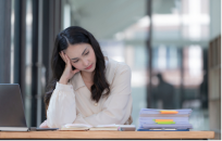 仕事の残業で小動物（爬虫類やインコ、ハムスター、うさぎなど）の散歩にいけないのを困っている様子